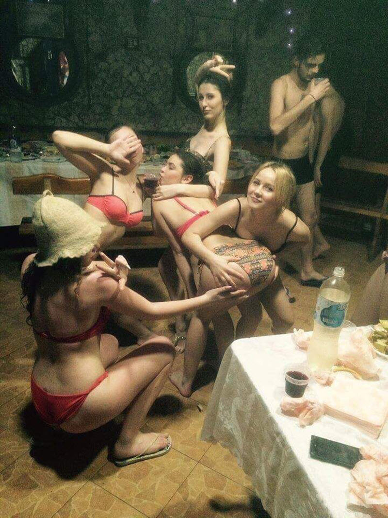 Молодежь развлекается