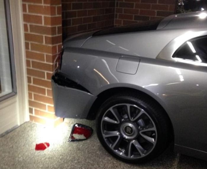 В США водитель автомобиля Honda протаранил Rolls-Royce и Bentley