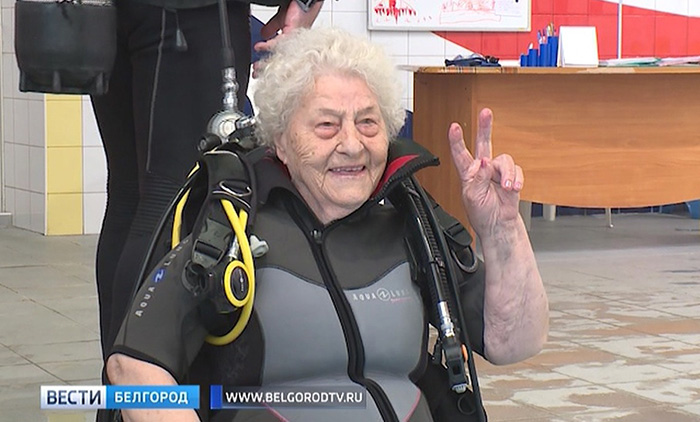 Пенсионерка из Белгорода прыгнула с парашютом в 93 года и останавливаться не собирается Пенсионерка из Белгорода прыгнула с парашютом в 93 года и останавливаться не собирается