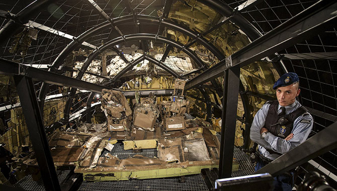 Рейс MH17: останки лайнера Боинг 777 Рейс MH17: останки лайнера Боинг 777