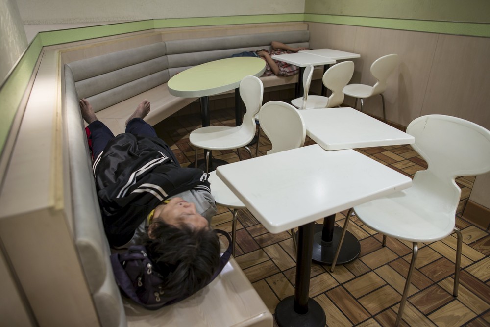 Китайские бомжи ночуют в McDonald's