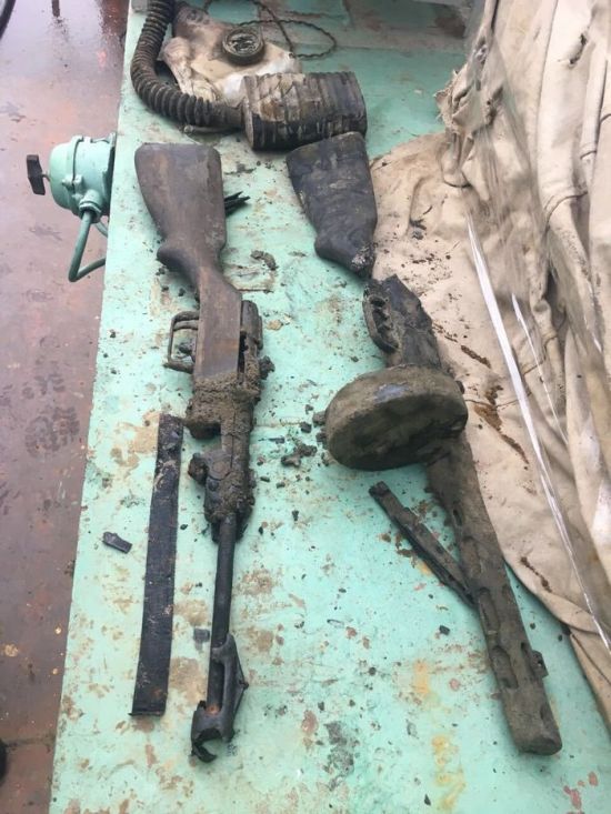 На борту поднятого бронекатера БК-31 найдено большое количество оружия На борту поднятого бронекатера БК-31 найдено большое количество оружия