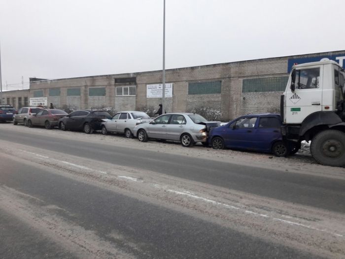 В Санкт-Петербурге мусоровоз «подвинул» 6 автомобилей