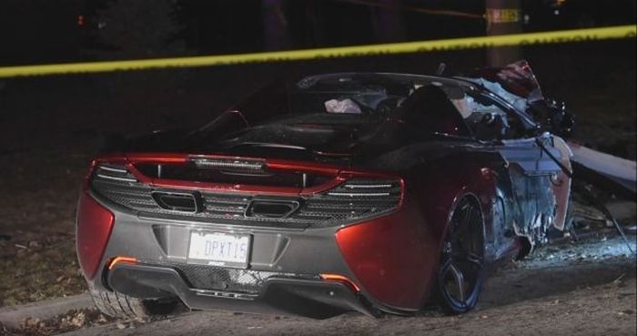 Лихач разбил суперкар McLaren о трансформатор