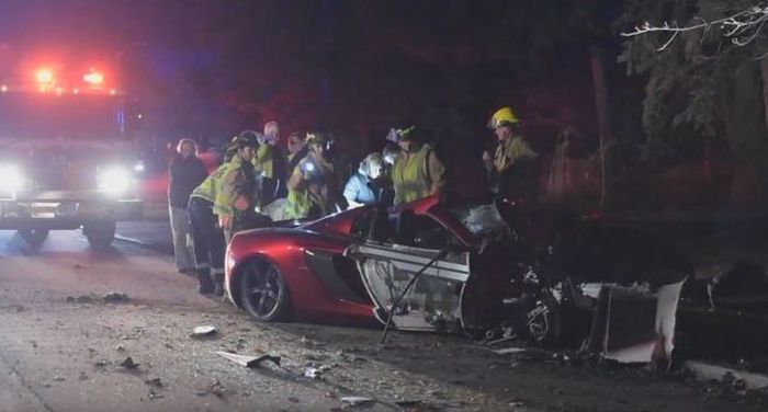 Лихач разбил суперкар McLaren о трансформатор