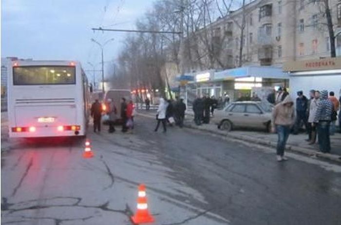 Пьяный водитель влетел в автобусную остановку (7 фото)