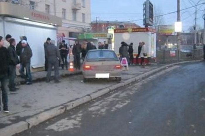 Пьяный водитель влетел в автобусную остановку (7 фото)