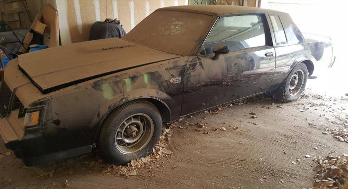 Пара автомобилей Buick Grand Nationals провела в гараже 30 лет