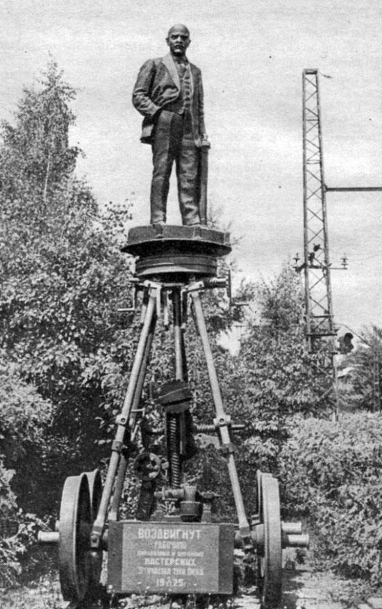Уникальный памятник Ленину на железнодорожной дрезине