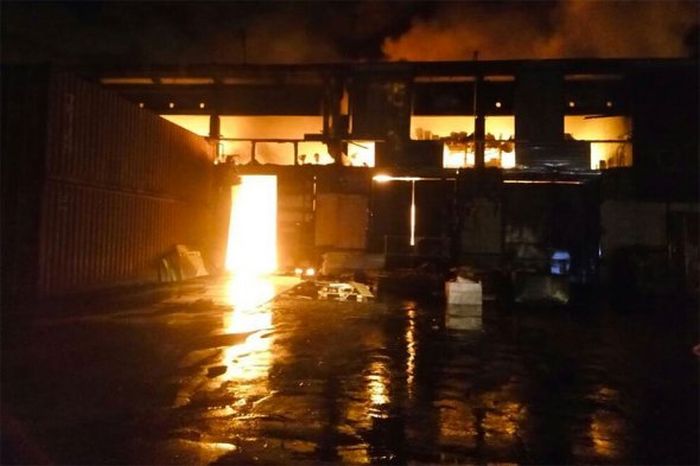 В Москве более 60 пожарных расчетов тушили пожар на складе