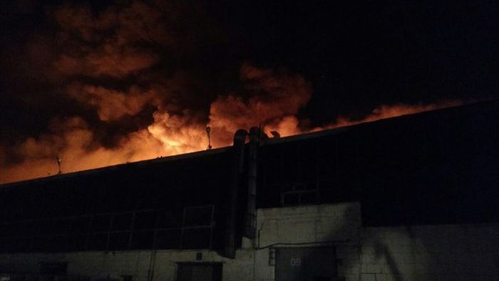 В Москве более 60 пожарных расчетов тушили пожар на складе