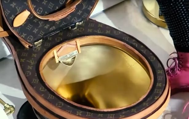 В США выставлен на продажу «брендовый» золотой унитаз В США выставлен на продажу «брендовый» золотой унитаз