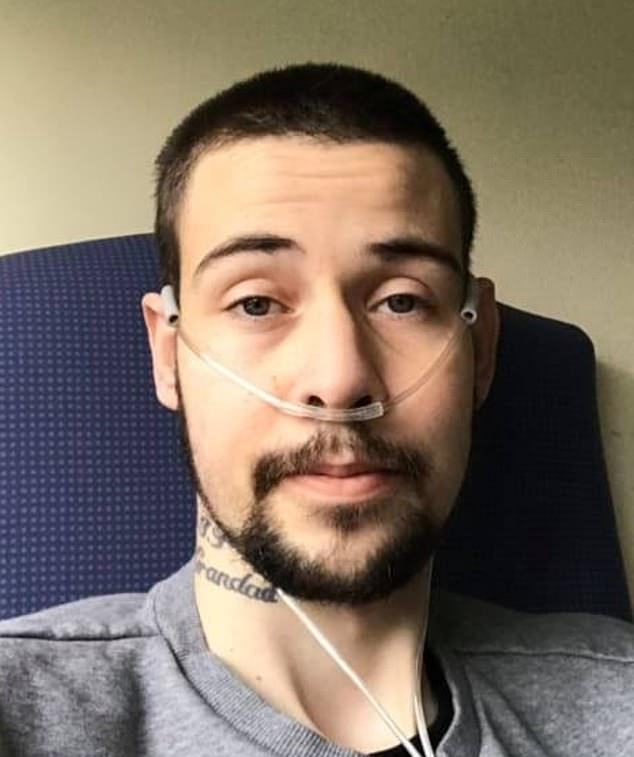 Парень, которому осталось жить пару недель, женился на девушке с той же судьбой Парень, которому осталось жить пару недель, женился на девушке с той же судьбой