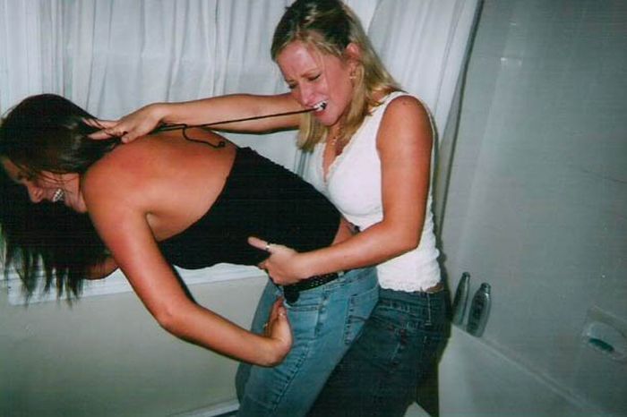 Пьяные девушки фотографируются в туалете