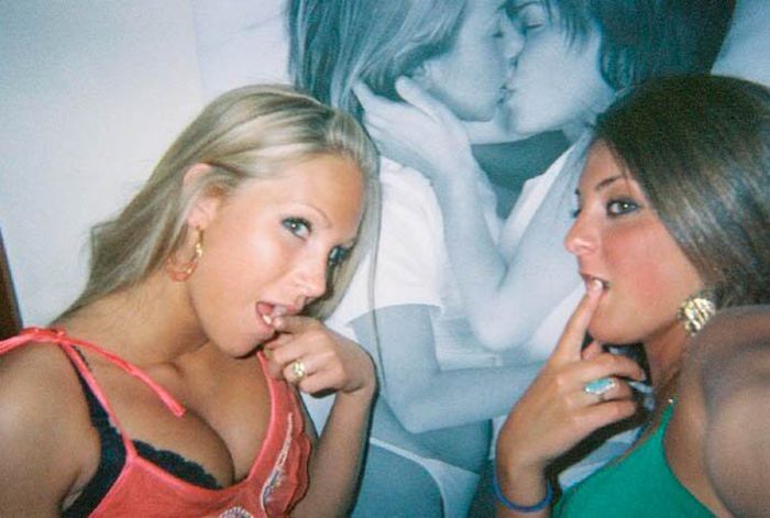 Пьяные девушки фотографируются в туалете