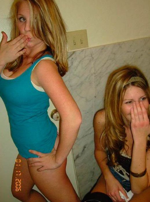 Пьяные девушки фотографируются в туалете