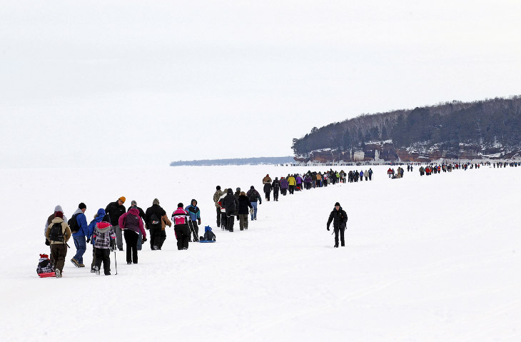 Прогулка по Верхнему озеру к ледяным пещерам Прогулка по Верхнему озеру к ледяным пещерам