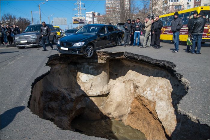 Провал асфальта в Одессе (4 фото)