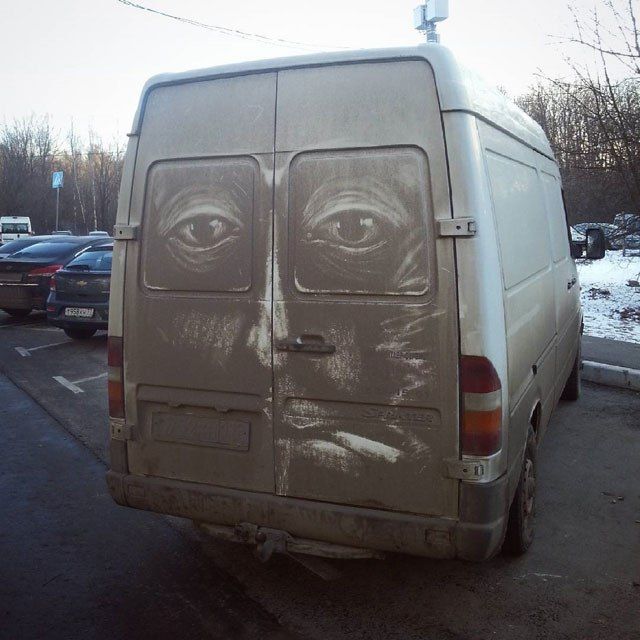 Рисунки на грязных авто от московского художника
