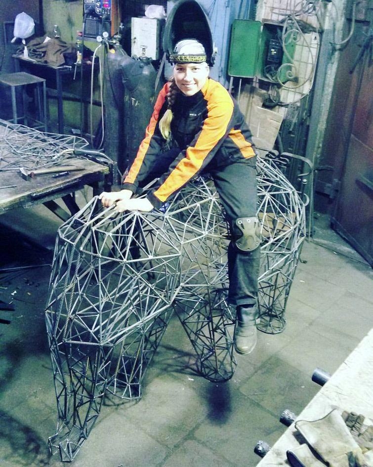 'Королева сварки' из России, делающая стильные сумочки и скульптуры из обычной арматуры 'Королева сварки' из России, делающая стильные сумочки и скульптуры из обычной арматуры