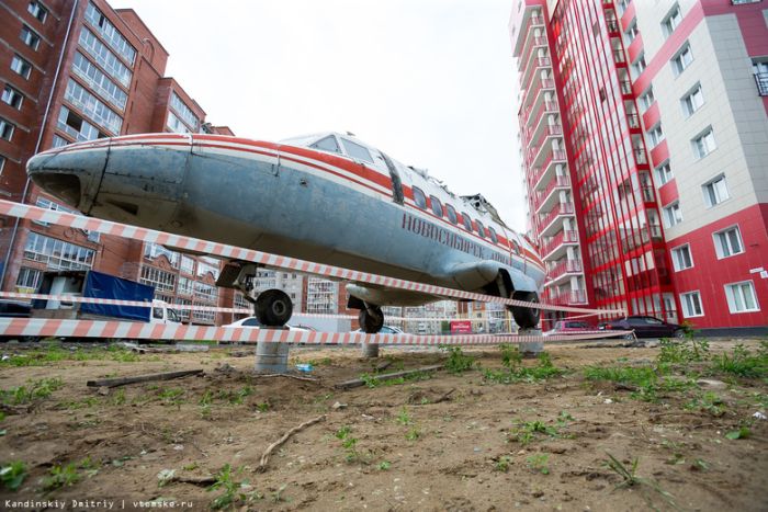 В Томске во дворе жилого дома установили самолет