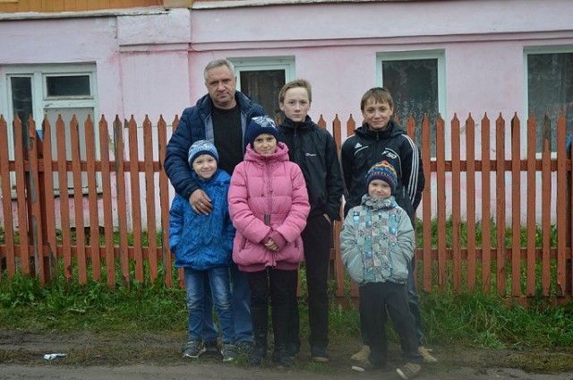 Отца-одиночку, воспитывающего пятерых детей, сняли с очереди на жилье