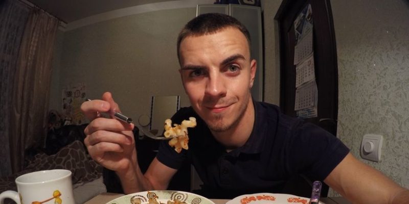 Парень из Санкт-Петербурга показал, как можно приготовить обед за 10 рублей Парень из Санкт-Петербурга показал, как можно приготовить обед за 10 рублей