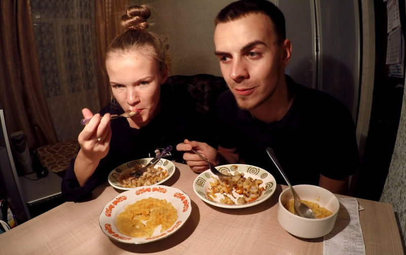 Парень из Санкт-Петербурга показал, как можно приготовить обед за 10 рублей Парень из Санкт-Петербурга показал, как можно приготовить обед за 10 рублей