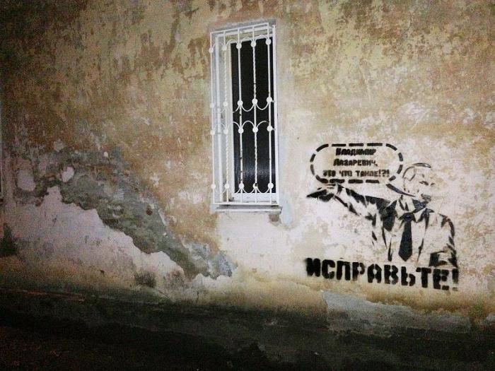 Путин указывает чиновникам на трещины в дома