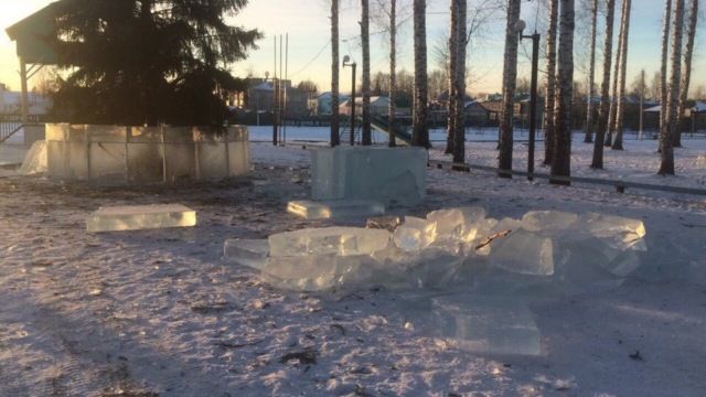 В Башкирии вандалы разбили ледяные плиты для ледяного городка
