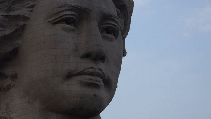 Самая большая в мире голова Мао напоминает пародию на египетского сфинкса