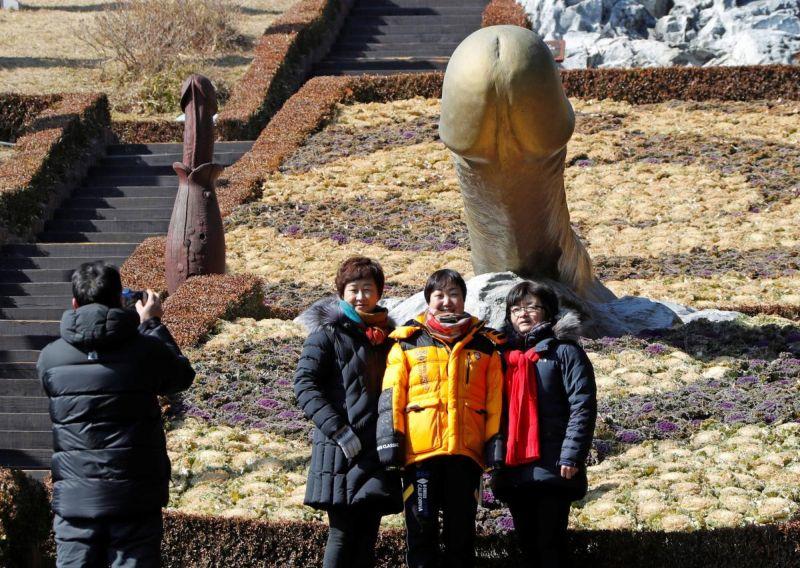Гости Олимпиады ринулись в южнокорейский парк пенисов