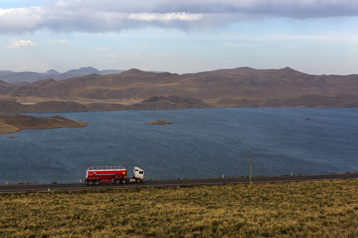 Таинственный древний город и знаменитое озеро Титикака Таинственный древний город и знаменитое озеро Титикака