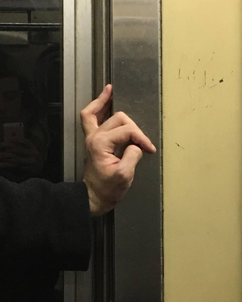 Причудливые руки пассажиров метро
