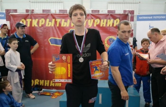 В Бердске подросток дал отпор трем взрослым мужчинам В Бердске подросток дал отпор трем взрослым мужчинам