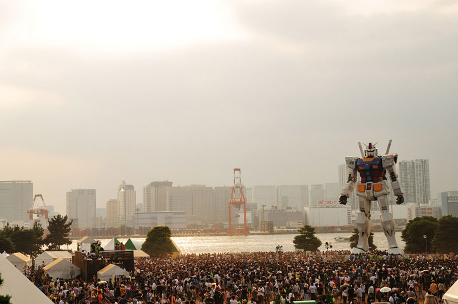 18-метровый робот Gundam в Японии 18-метровый робот Gundam в Японии