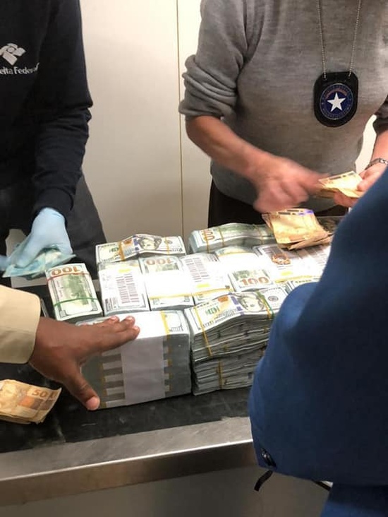 У сына президента Экваториальной Гвинеи изъяли в аэропорту два чемодана с драгоценностями и наличкой