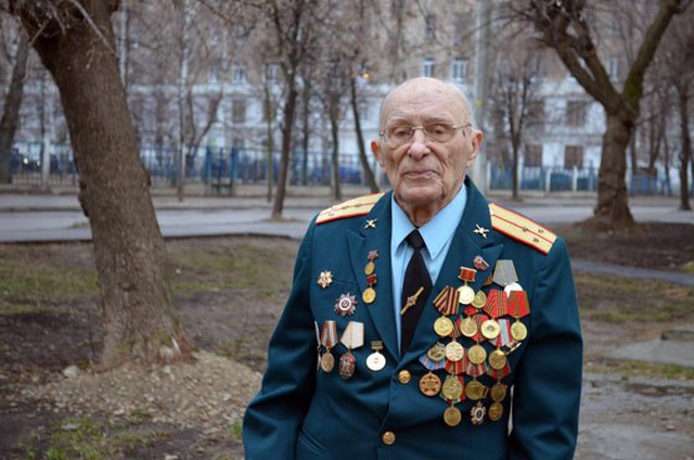 УК в Казани при помощи коллекторов пыталась "выбить долги" у 92-летнего ветерана УК в Казани при помощи коллекторов пыталась "выбить долги" у 92-летнего ветерана