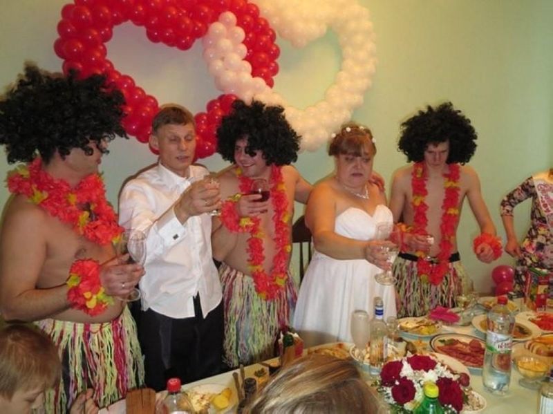 Праздничный треш с пошлыми забавами