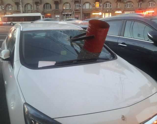 Обычные граждане ведут борьбу с неправильной парковкой по-своему