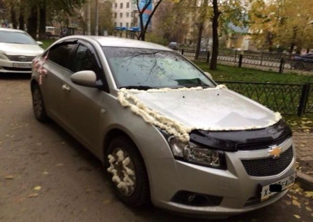 Обычные граждане ведут борьбу с неправильной парковкой по-своему