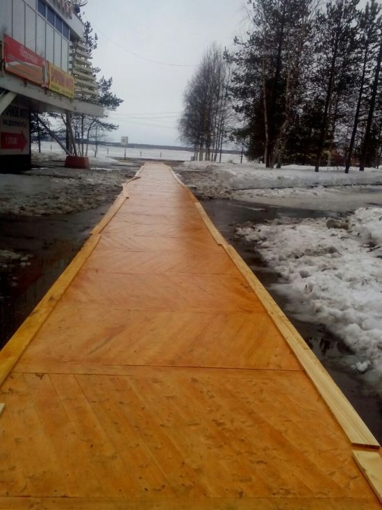 В Архангельске, к форуму с участием Путина, тротуар вместо асфальта покрыли паркетом