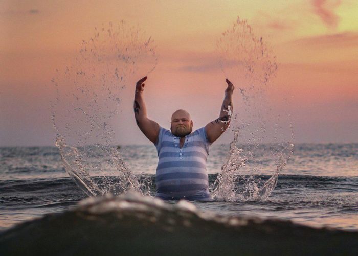 Шуточная фотосессия на берегу Черного моря