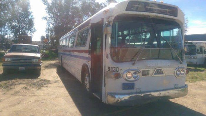 Дом на колесах в старом автобусе