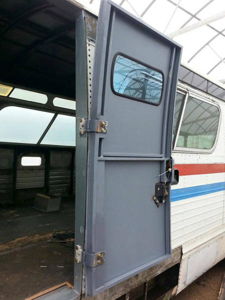 Дом на колесах в старом автобусе