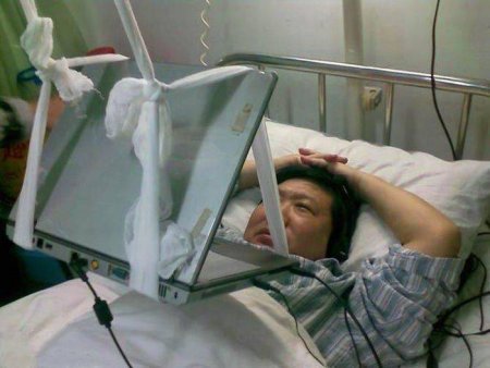 Хорошо устроился в больнице (4 фото)