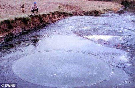 Таинственные круги на самом глубоком озере в мире (6 фото)