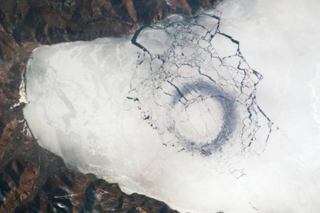 Таинственные круги на самом глубоком озере в мире (6 фото)