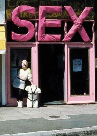 Сексшопы мира (23 фото)