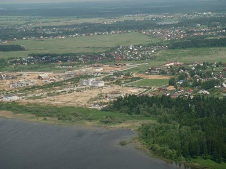 Скромная дача (2 фото)